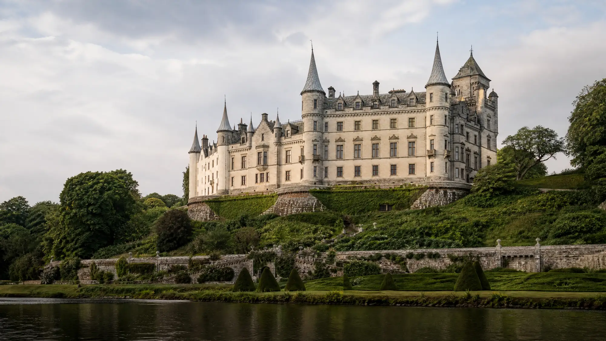 Erkunden Sie das größte Haus in den nördlichen Highlands. Dieses Gebäude im Stil eines französischen Schlosses verfügt über 189 Zimmer, Ziergärten und tägliche Falknereivorführungen.
